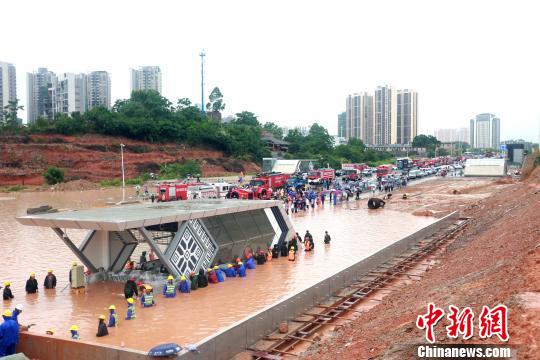 南寧遭大暴雨襲擊：地鐵浸泡 2人被困涵洞遇難