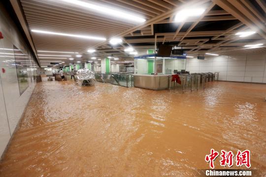 南寧遭大暴雨襲擊：地鐵浸泡 2人被困涵洞遇難