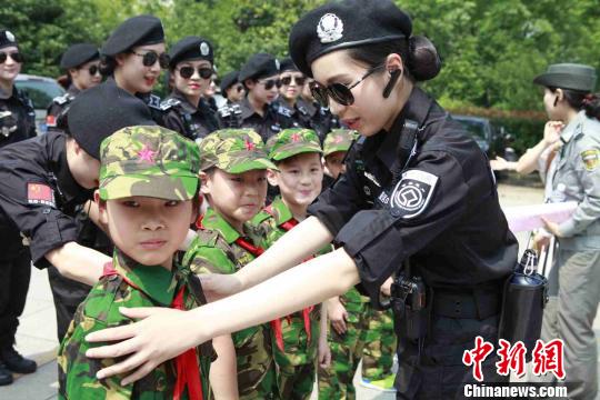 G20女子巡邏隊員牽手小學生進西湖景區 “護航”文明