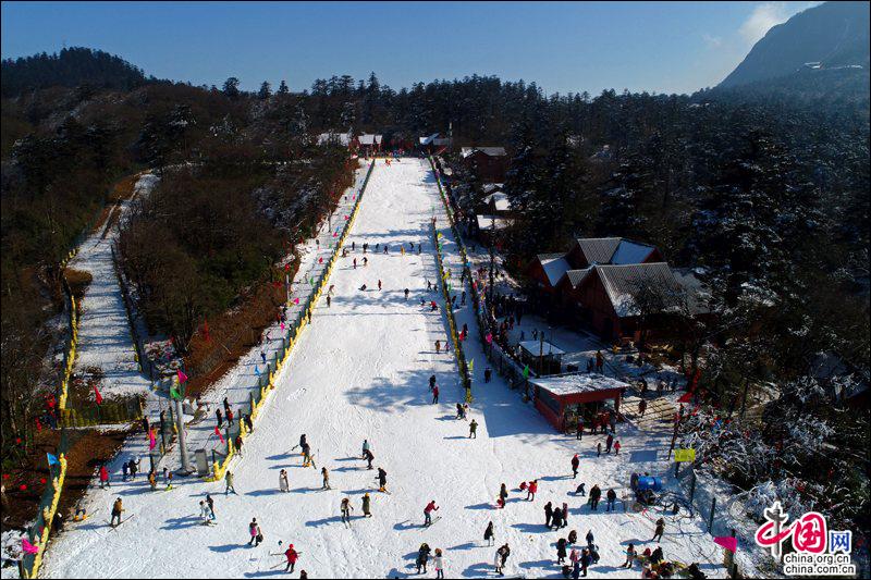 峨眉山：雪映金頂追星攬月