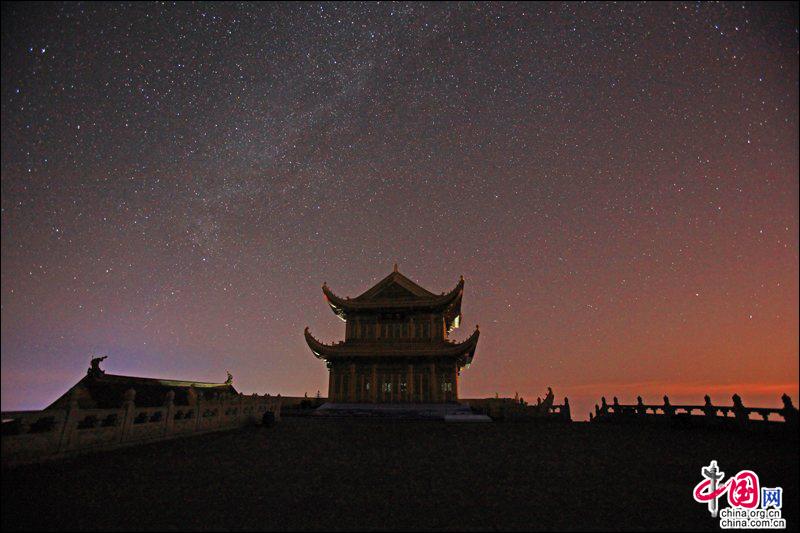 峨眉山：雪映金頂追星攬月