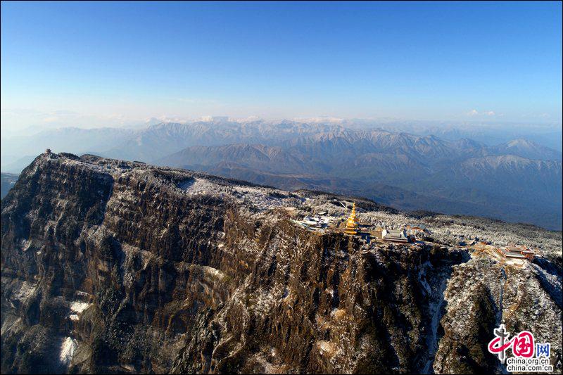 峨眉山：雪映金頂追星攬月