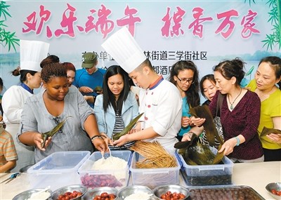 西安外國遊人包粽子直呼神奇