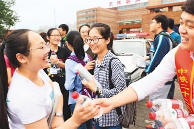 “史上最嚴高考”首日見聞：“嘗鮮”刷臉 防止替考