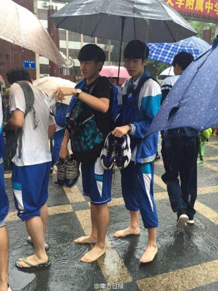 高考次日廣州暴雨 有考生光腳趕考