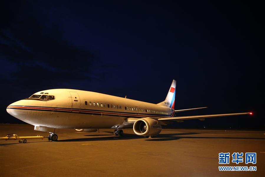 接運中國維和戰士申亮亮靈柩回國的中國空軍飛機起飛回國