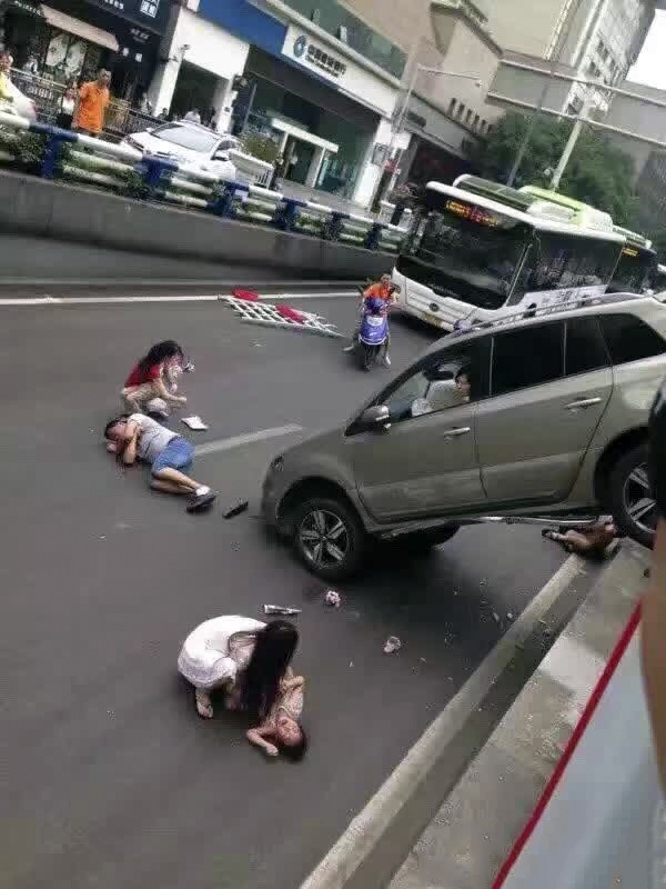 女司機開越野車飛越鬧市護欄現場