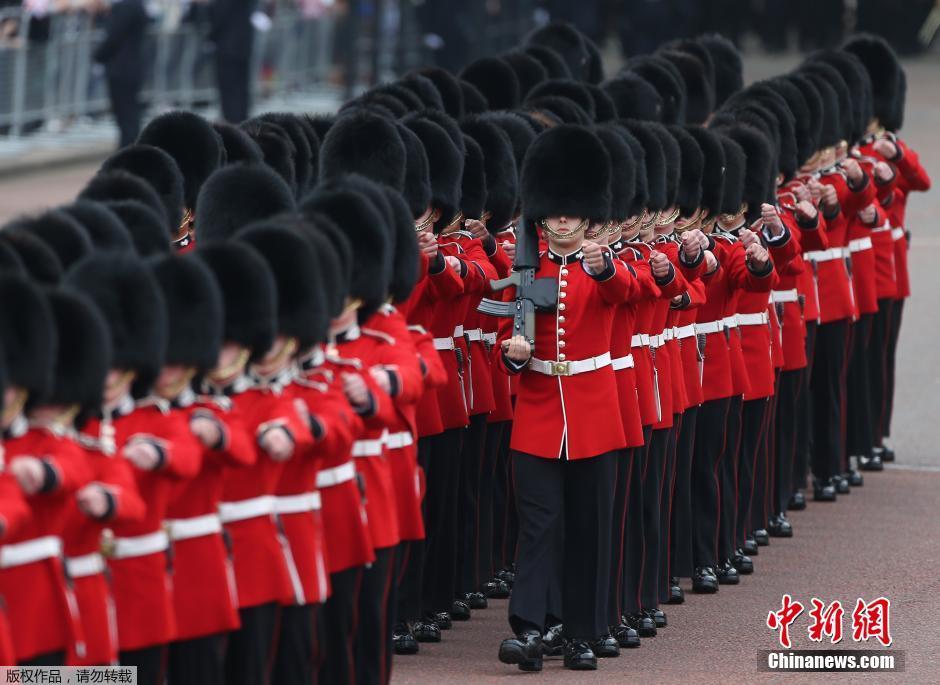 英國女王90大壽慶典 皇家衛兵齊刷刷帥氣亮相