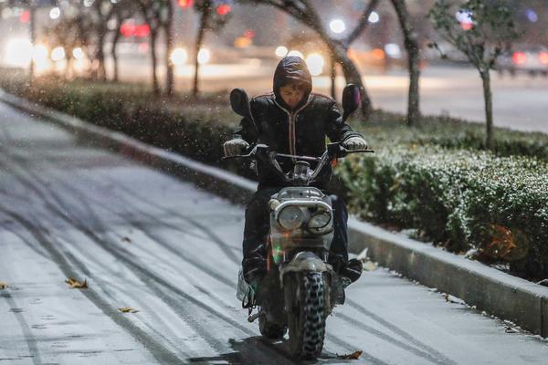 【輪播圖】千呼萬喚始出來 鄭州降下2018年首場大雪