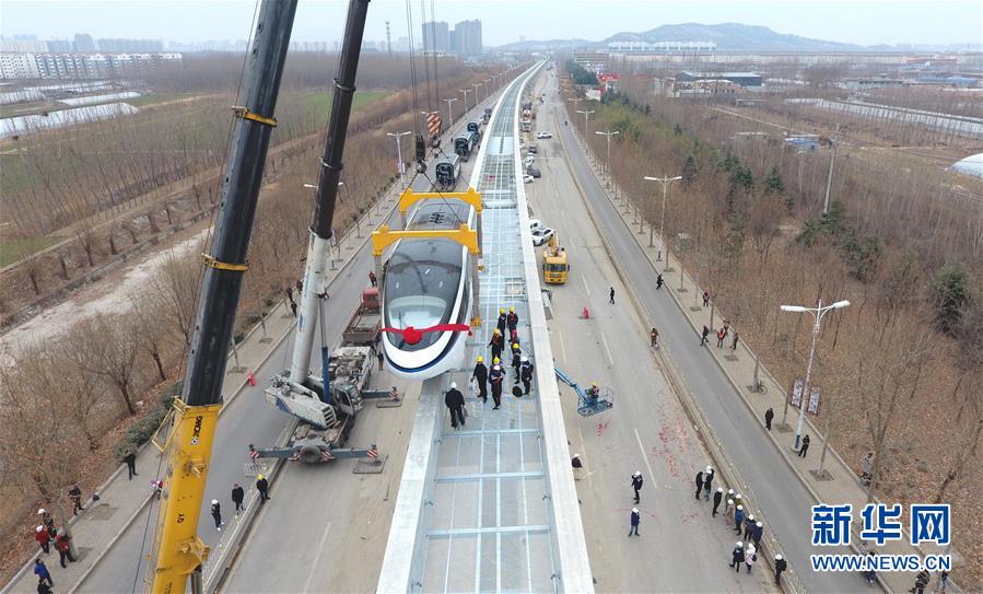 旅遊雲軌“孔孟旅遊快線”進行機車上樑作業