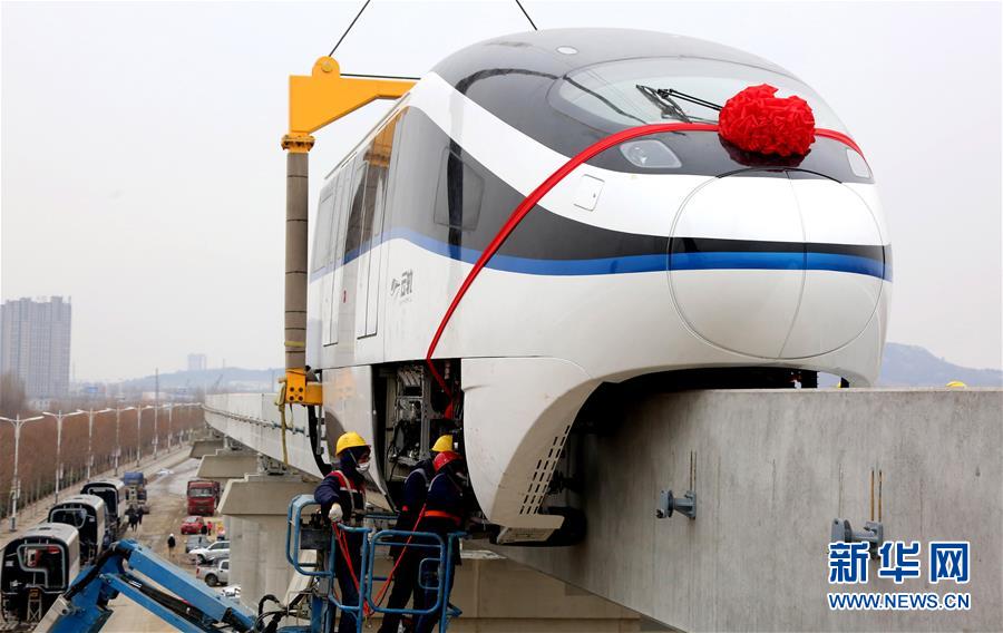 旅遊雲軌“孔孟旅遊快線”進行機車上樑作業