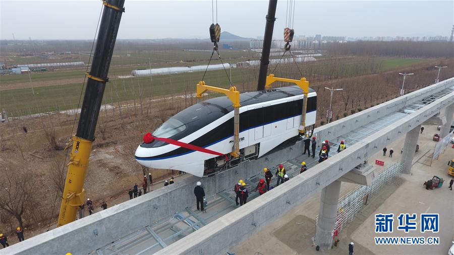 旅遊雲軌“孔孟旅遊快線”進行機車上樑作業