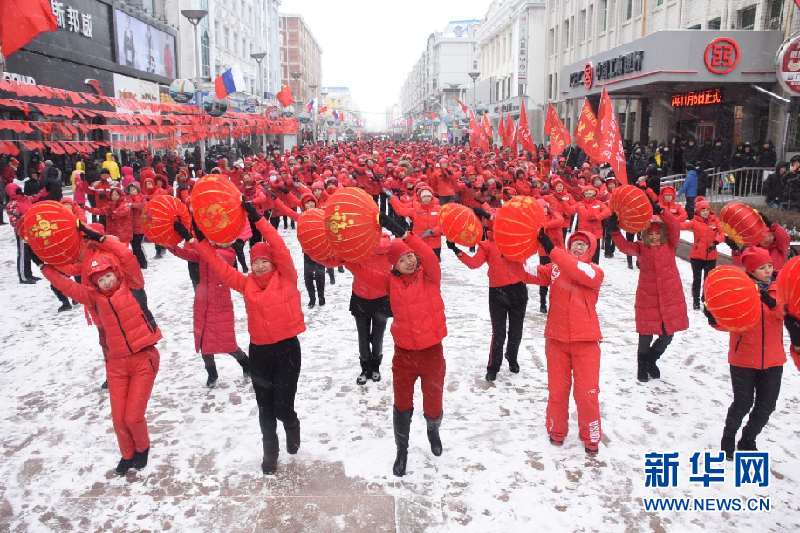 中俄群眾在邊城黑河用“中國紅”迎接新年