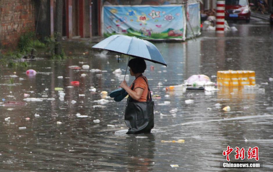 廣西柳州遭暴雨侵襲 全城多路段內澇