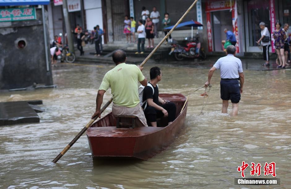 湖南道縣遭遇強降雨 民眾借船出行