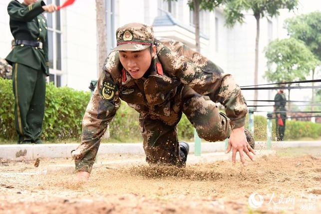 【焦點圖】【八桂大地-南寧】廣西南寧武警開展創破記錄競賽