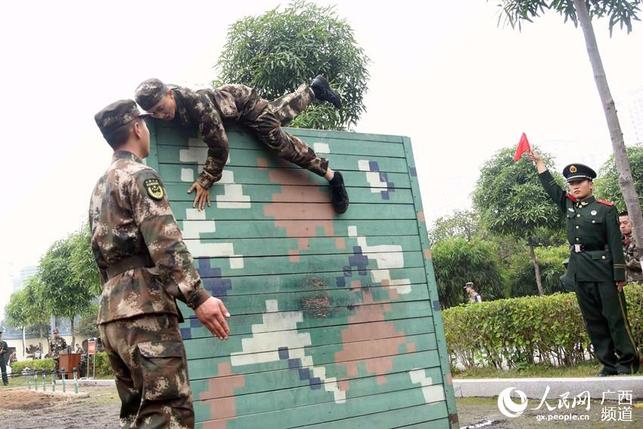 【焦點圖】【八桂大地-南寧】廣西南寧武警開展創破記錄競賽