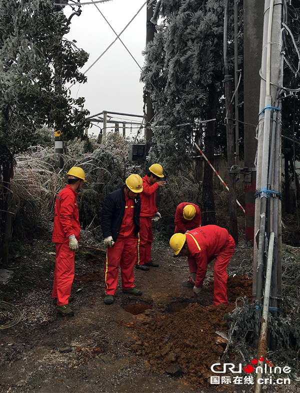 （焦點圖/社會）凝凍襲銅仁 電線覆冰厚達6釐米 電力工人風餐露宿搶修