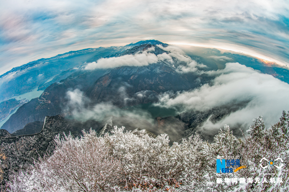 航拍瞿塘峽初雪 瓊枝玉樹景象壯美