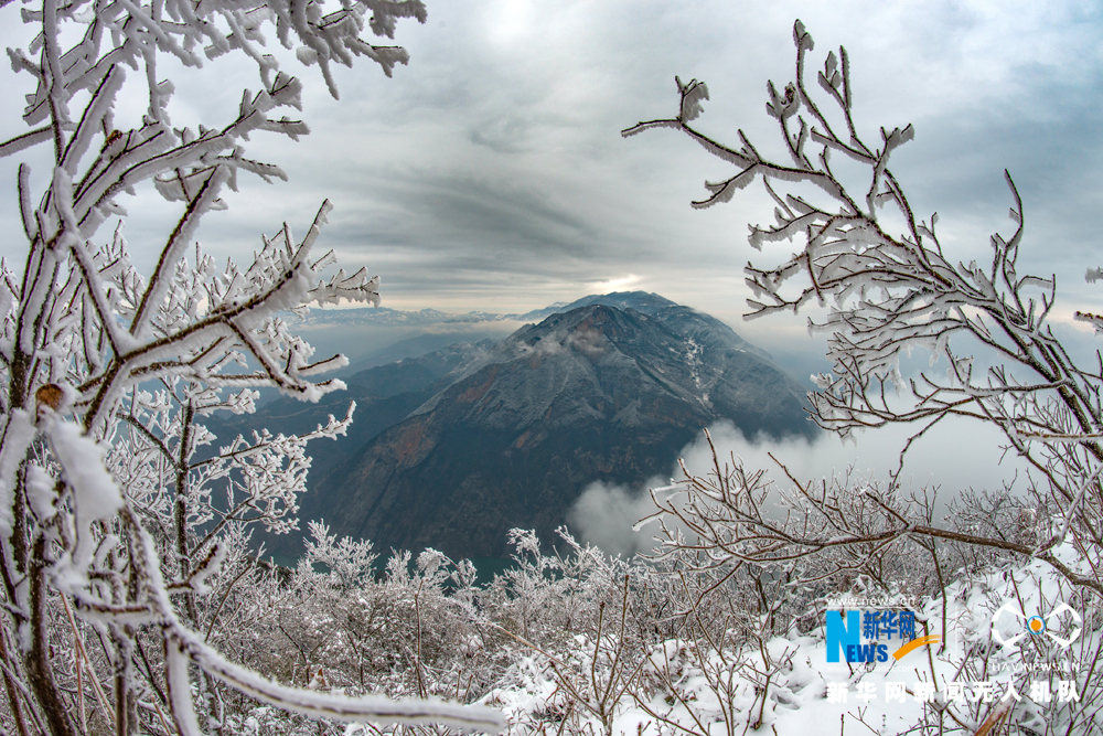 航拍瞿塘峽初雪 瓊枝玉樹景象壯美