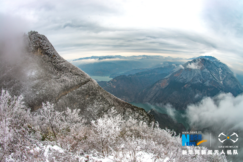 航拍瞿塘峽初雪 瓊枝玉樹景象壯美