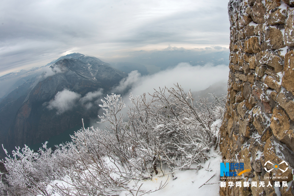 航拍瞿塘峽初雪 瓊枝玉樹景象壯美