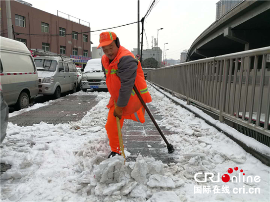 “西安人為你點讚” 殘疾保潔員街頭鏟雪一幕感動網友