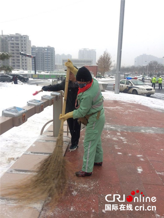 西安高新出現現代版夫妻掃雪“天仙配”