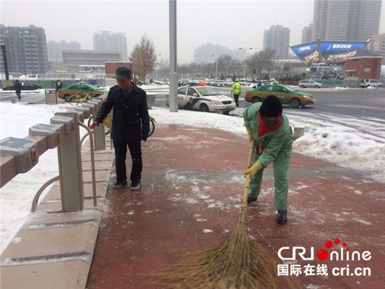 西安高新出現現代版夫妻掃雪“天仙配”