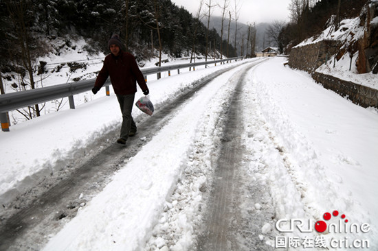 重慶巫山警方大雪天氣全力搶險護路保交通安全