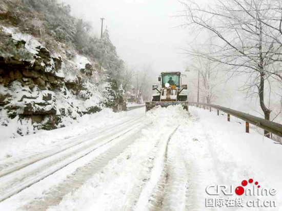 重慶巫山警方大雪天氣全力搶險護路保交通安全