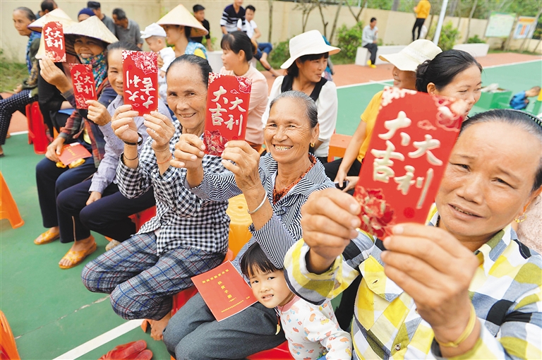 【民生】【扶貧專題-焦點圖】東方市東河鎮舊村貧困戶領到蛋雞扶貧項目分紅