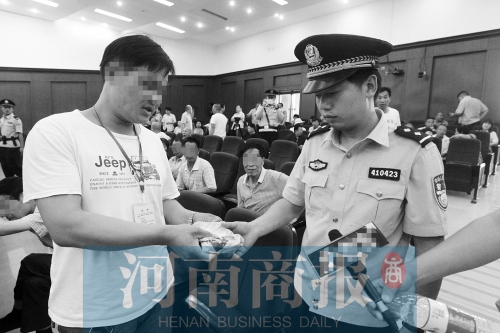 一“老賴”被判刑 旁聽席另一“老賴”當場還錢