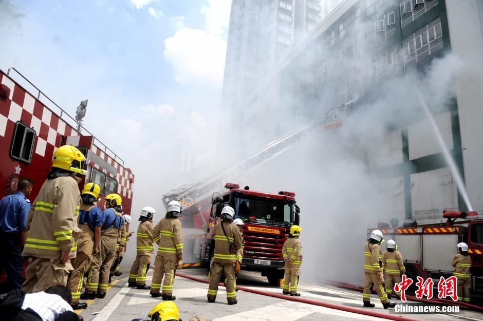 香港一迷你倉發生火災 消防員1死7傷