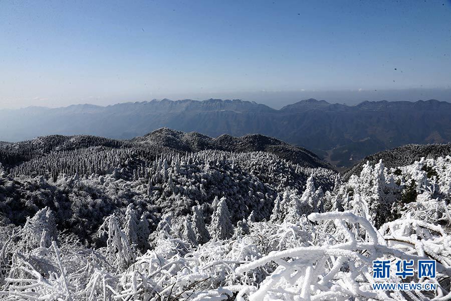 重慶黔江：雪山放晴入畫來