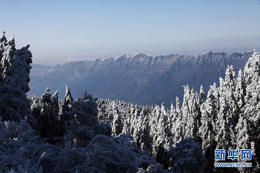 重慶黔江：雪山放晴入畫來