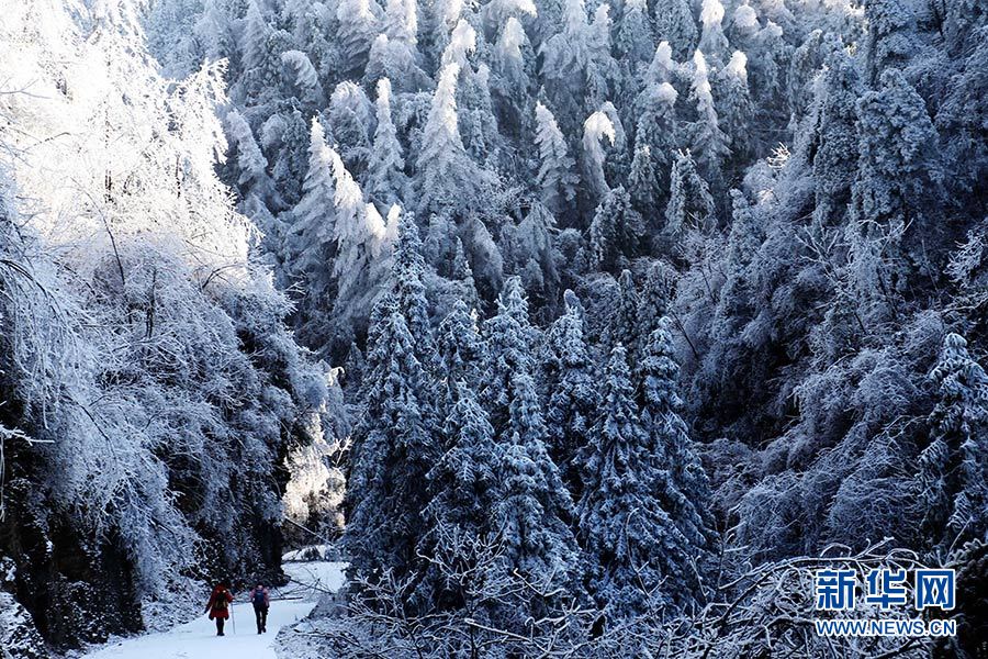 重慶黔江：雪山放晴入畫來