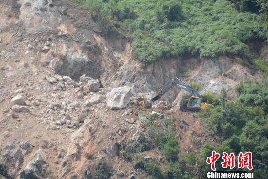 武警水電部隊全力奮戰廣西平樂山體坍塌搶險一線