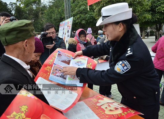 [焦點圖、八桂大地百色]靖西：民警以案説法向群眾講授交通安全知識(圖)