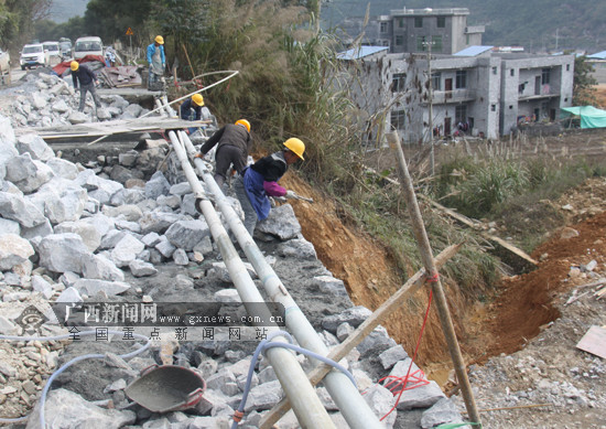 [園區建設-圖文]鳳山公路部門修建公路擋土墻 確保群眾出行安全