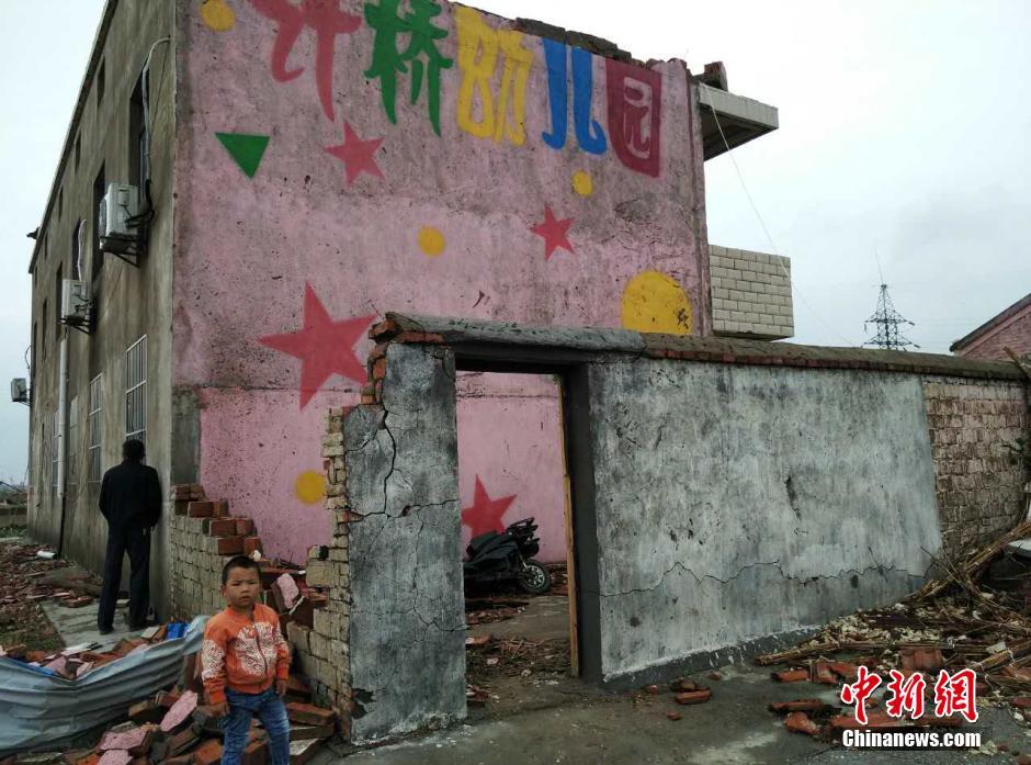 江蘇鹽城遭遇特大暴雨龍捲風 一幼兒園受損嚴重