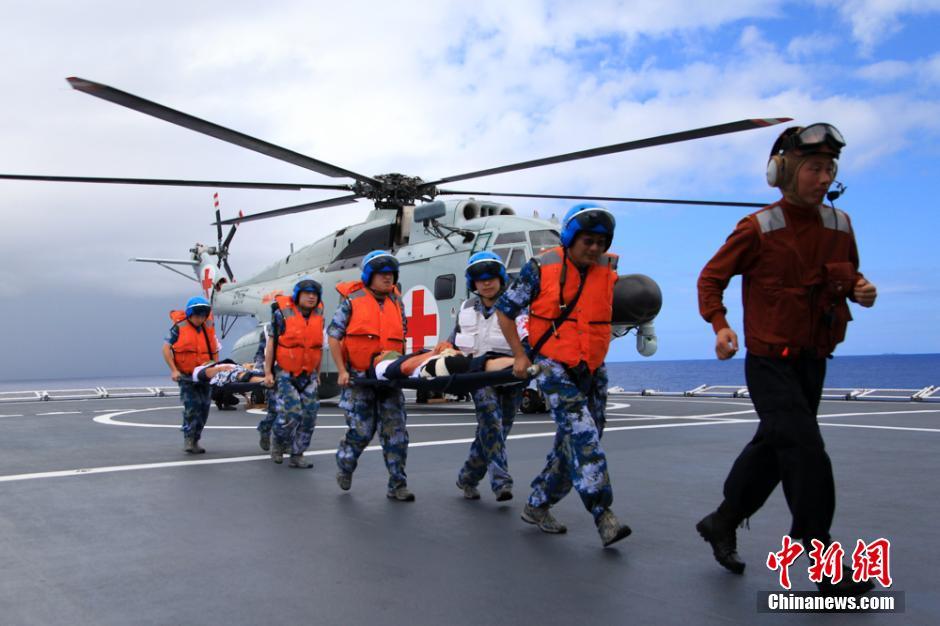 和平方舟醫院船艦機協同開展救援演練