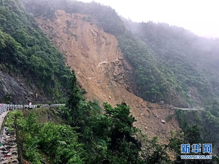 湖北鶴峰縣發生山體滑坡