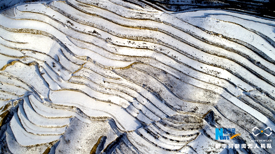 航拍黃土高原雪色“掌紋” 蜿蜒如浪美如畫