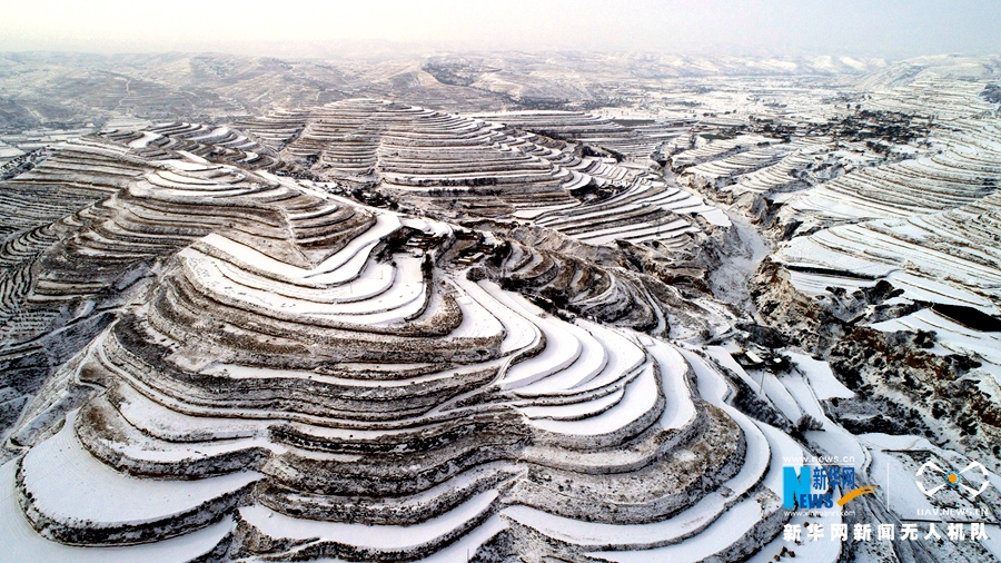 航拍黃土高原雪色“掌紋” 蜿蜒如浪美如畫