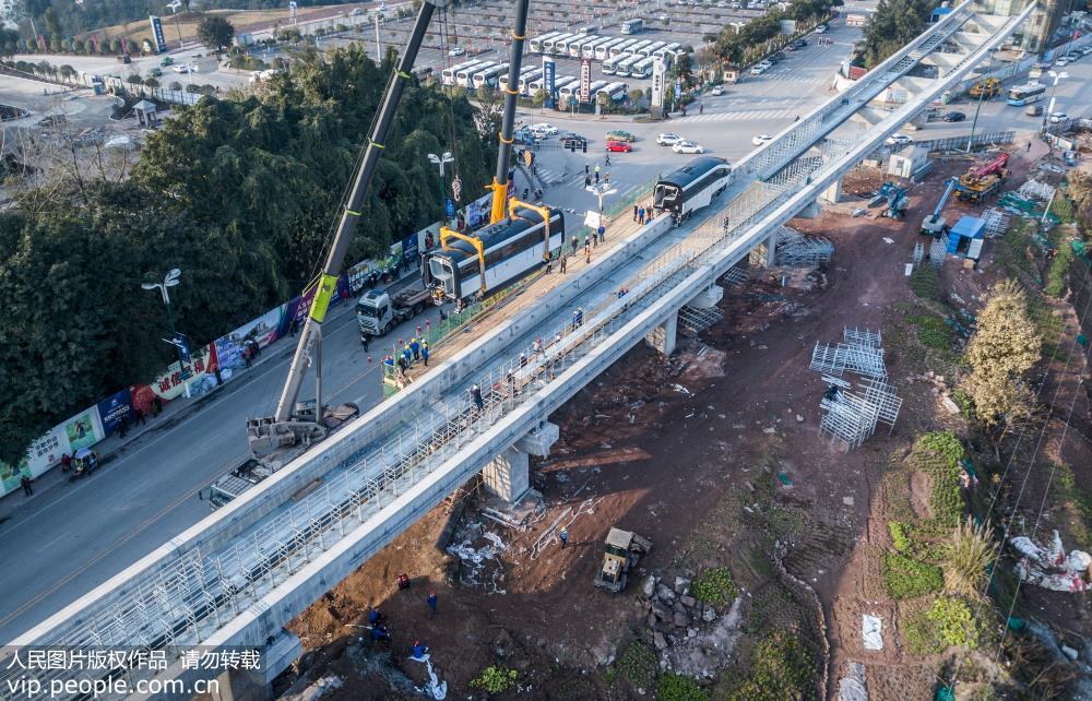 四川廣安：西南地區首條雲軌列車車廂吊裝上線即將運行