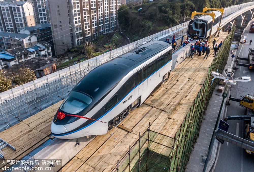 四川廣安：西南地區首條雲軌列車車廂吊裝上線即將運行