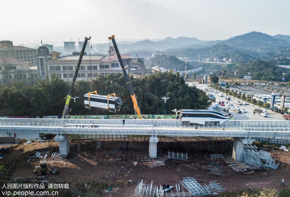 四川廣安：西南地區首條雲軌列車車廂吊裝上線即將運行