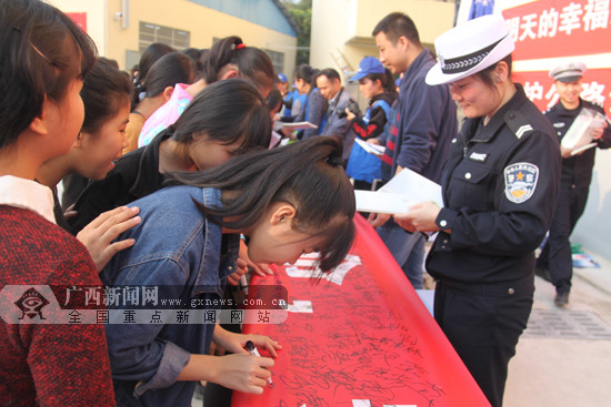 【焦點圖】廣西高速交警進校園開展交通安全主題宣講（首頁圖片在文末）