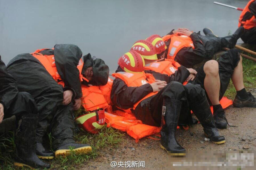 兩天兩夜沒睡 抗洪戰士在雨中睡著